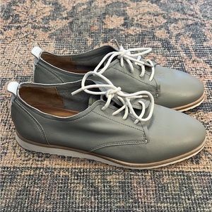 Trask Women’s Lace-up Leather Derby Oxford
shoes size 7